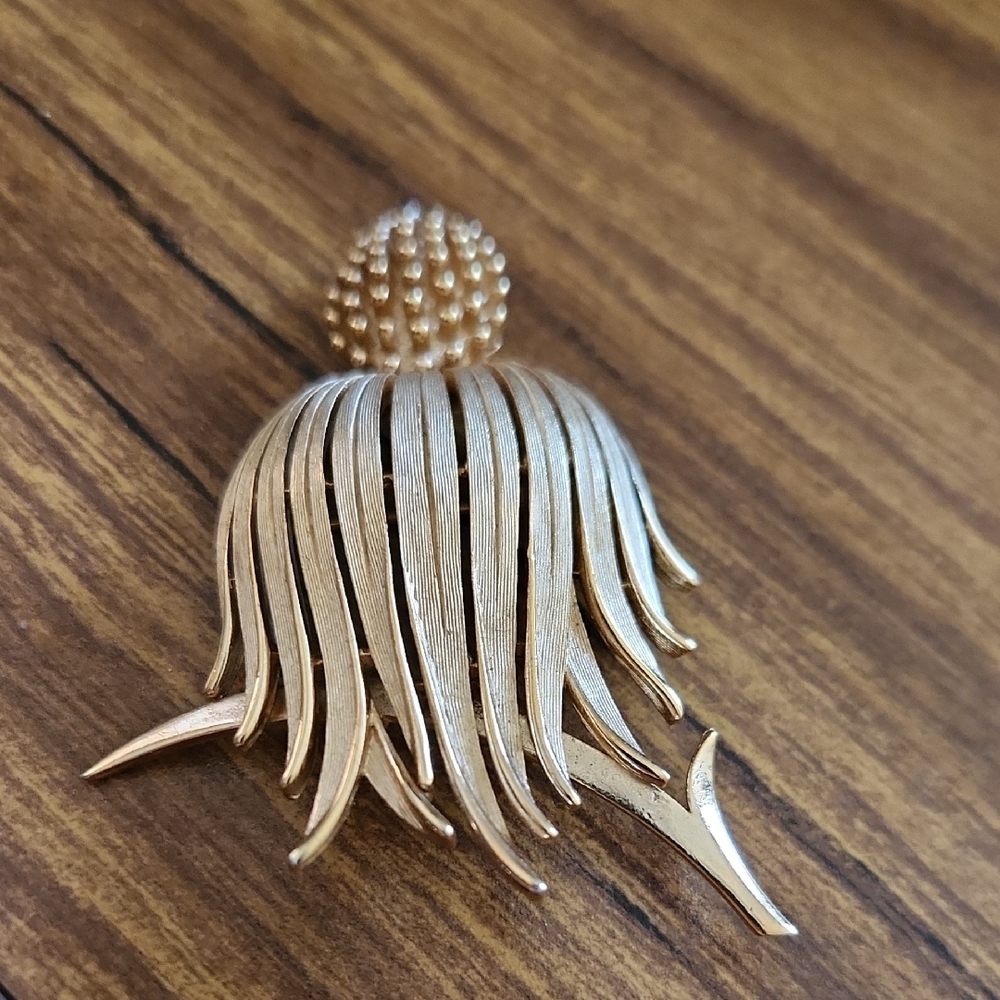 Elegant Gold Floral Brooch